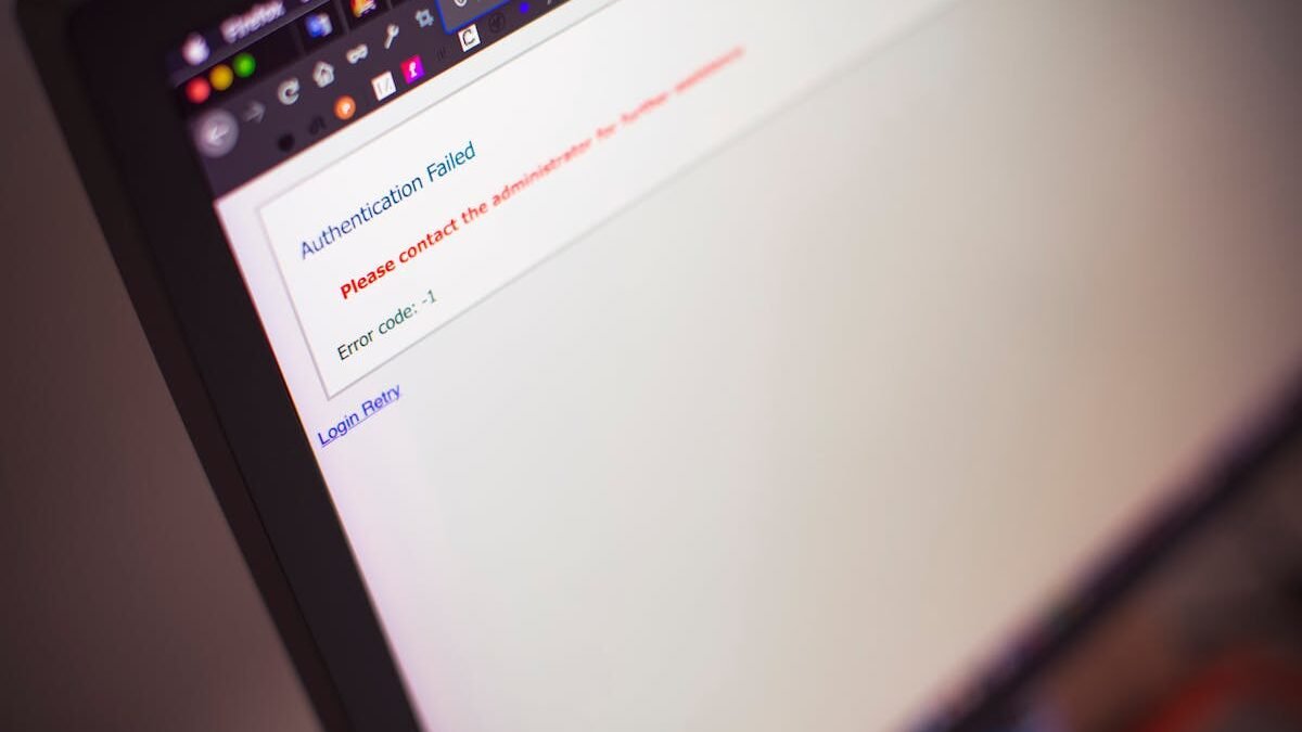 Nahaufnahme eines Computerbildschirms mit der Meldung „Authentifizierung fehlgeschlagen“