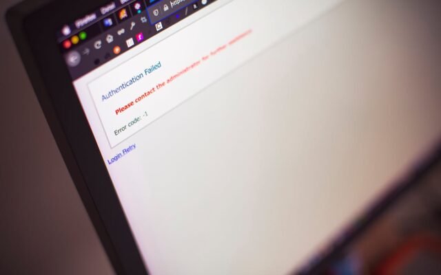 Nahaufnahme eines Computerbildschirms mit der Meldung „Authentifizierung fehlgeschlagen“