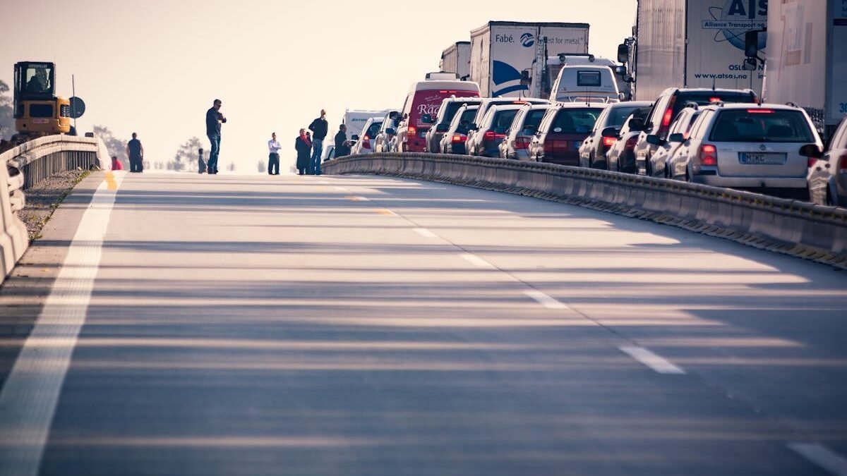 Eine verstopfte Autobahn mit Autos und Lastwagen in einem Stau bei Tageslicht