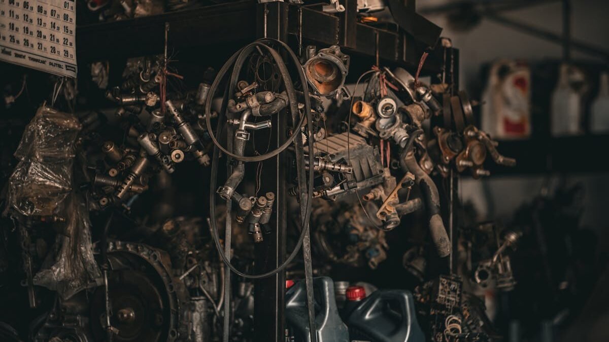 Eine unordentliche Autowerkstatt mit verschiedenen mechanischen Teilen