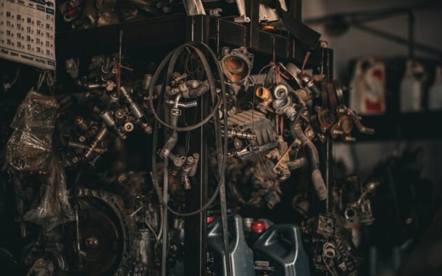 Eine unordentliche Autowerkstatt mit verschiedenen mechanischen Teilen