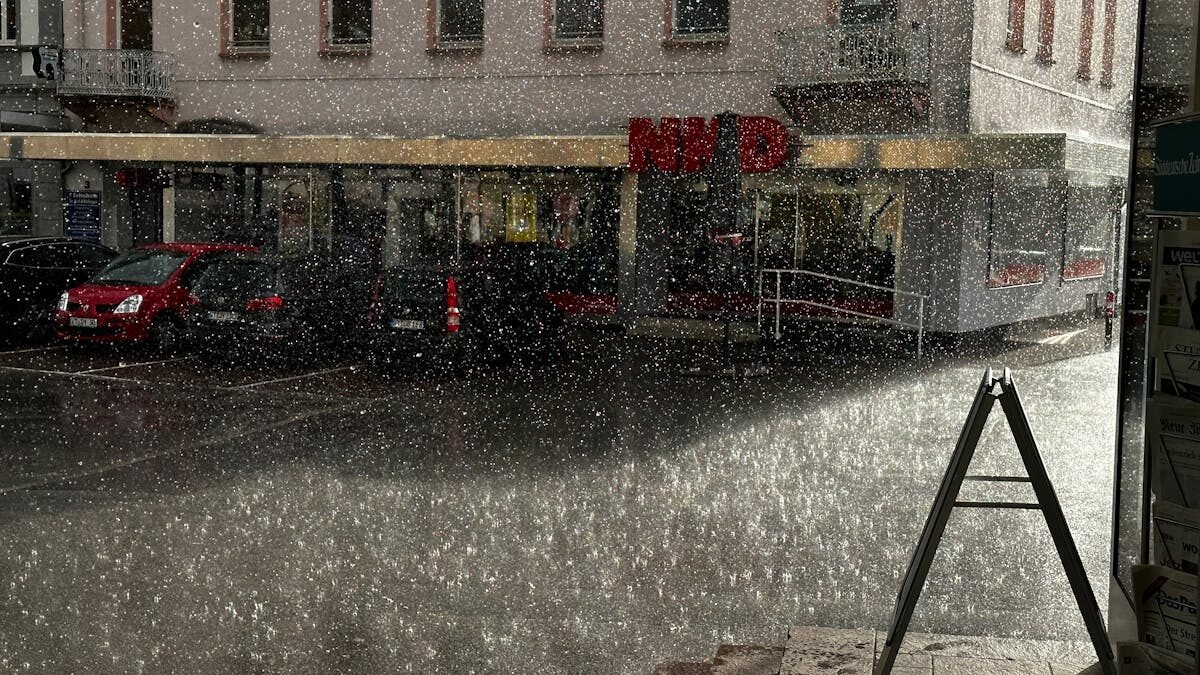 Regen fällt auf eine Stadtstraße in Bad Säckingen