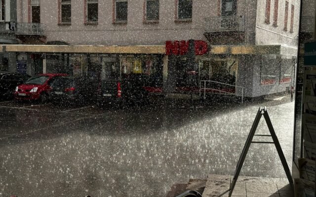 Regen fällt auf eine Stadtstraße in Bad Säckingen