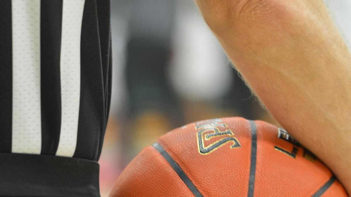 Nahaufnahme eines Basketball-Schiedsrichters