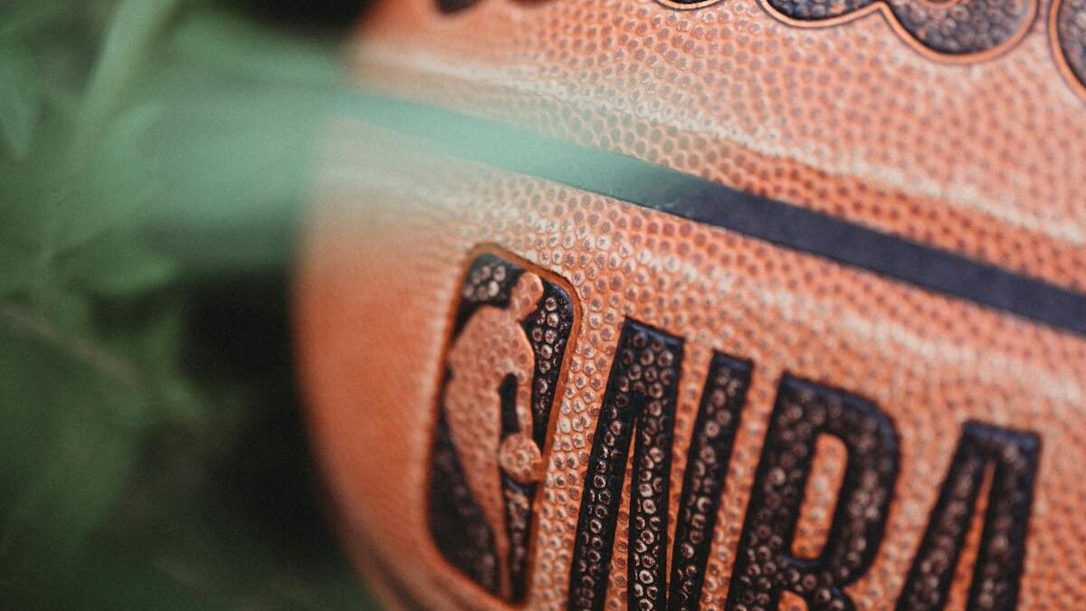 Detaillierte Nahaufnahme eines Wilson-Basketballs mit NBA-Logo