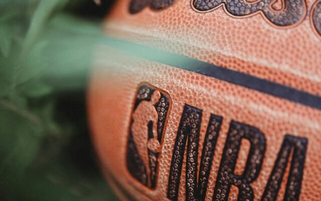 Detaillierte Nahaufnahme eines Wilson-Basketballs mit NBA-Logo
