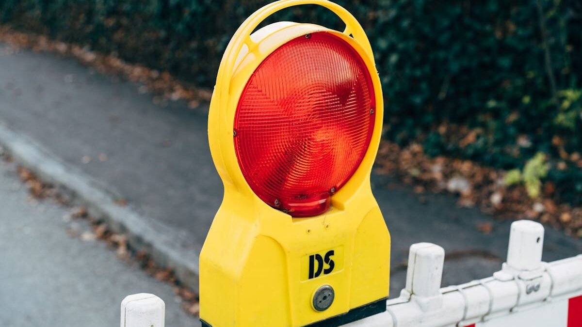Nahaufnahme einer roten Warnleuchte an einer Baustellenabsperrung