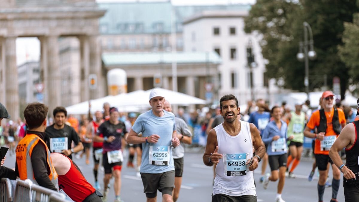 Läufer überqueren die Ziellinie beim Berlin-Marathon und zeigen sportliche Entschlossenheit