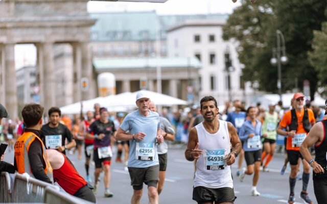 Läufer überqueren die Ziellinie beim Berlin-Marathon und zeigen sportliche Entschlossenheit