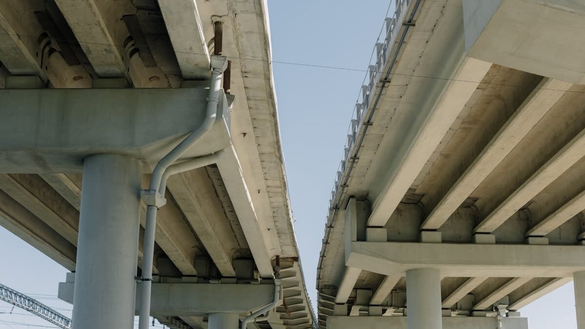 Überführung und Pfeiler einer Betonstraße vor strahlend blauem Himmel