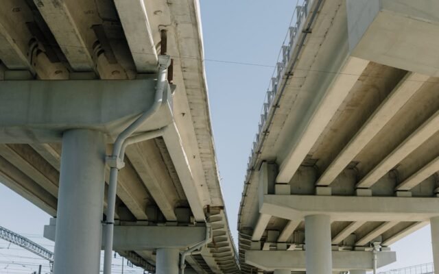 Überführung und Pfeiler einer Betonstraße vor strahlend blauem Himmel