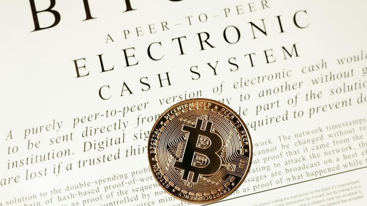 Nahaufnahme einer Bitcoin-Münze auf dem Whitepaper der Kryptowährung