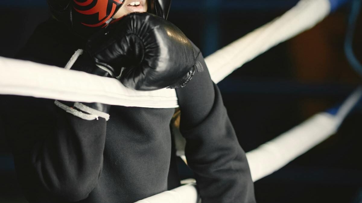 Junger Boxer mit Schutzausrüstung