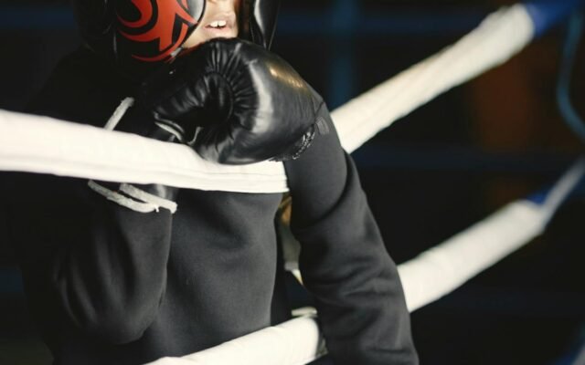 Junger Boxer mit Schutzausrüstung