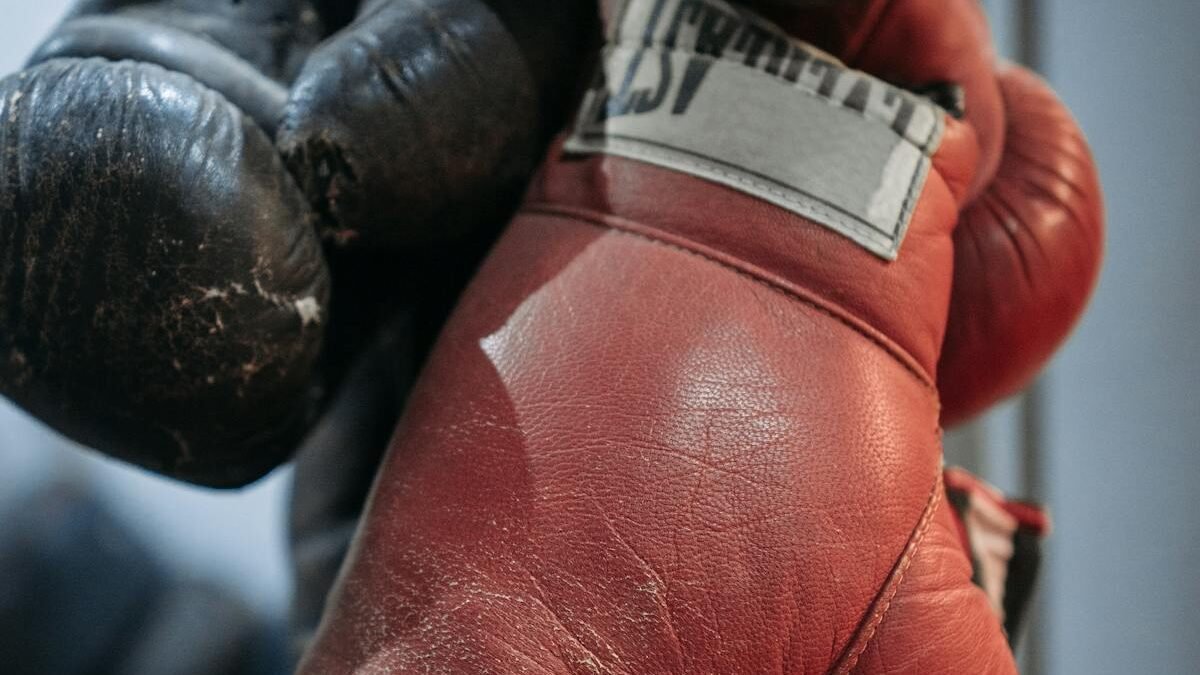 Abgenutzte rote und schwarze Boxhandschuhe