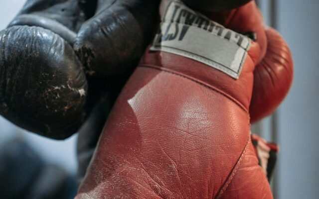 Abgenutzte rote und schwarze Boxhandschuhe