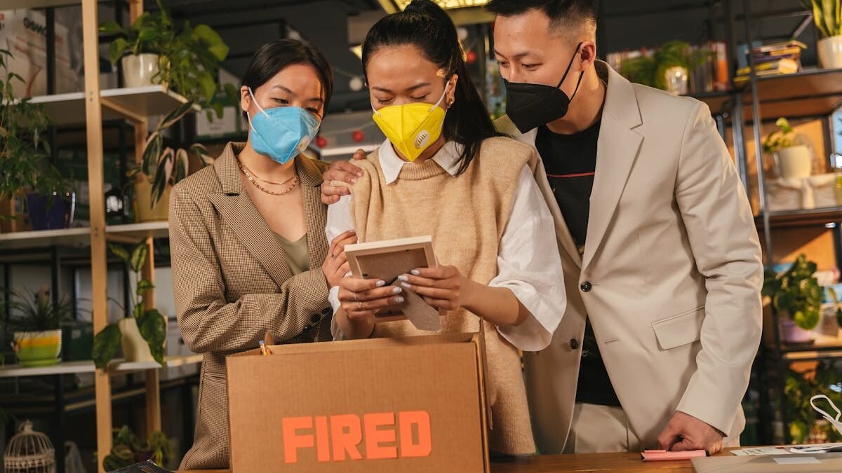 Kollegen unterstützen sich gegenseitig in einem Büro