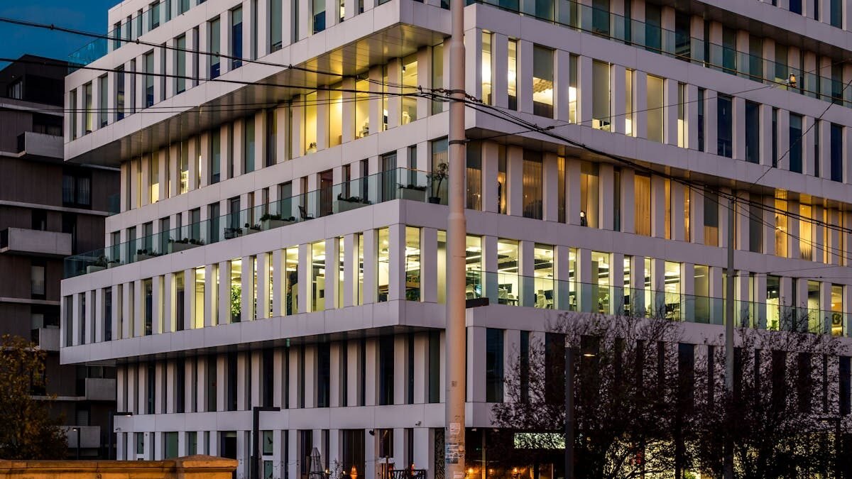 Ein modernes Bürogebäude mit beleuchtetem Innenraum