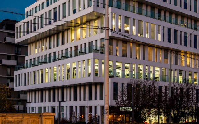 Ein modernes Bürogebäude mit beleuchtetem Innenraum