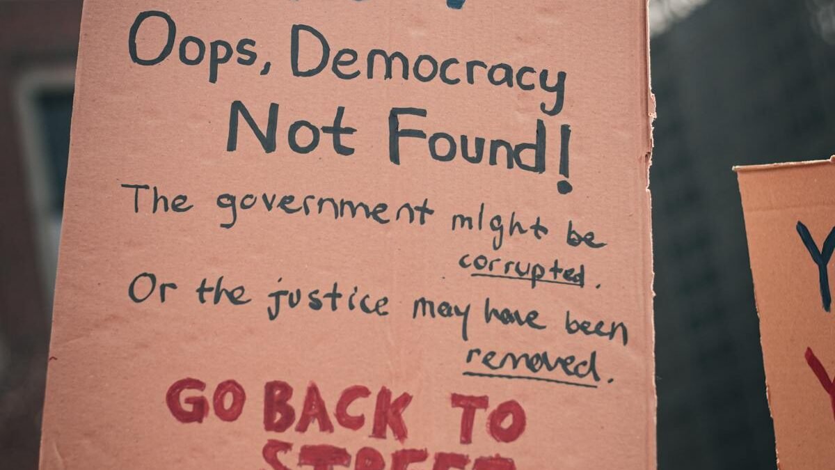 Protestschild mit der Aufschrift „404 Oops