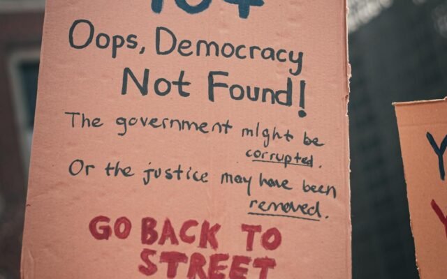 Protestschild mit der Aufschrift „404 Oops