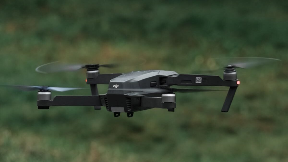 Eine Drohne im Flug im Freien