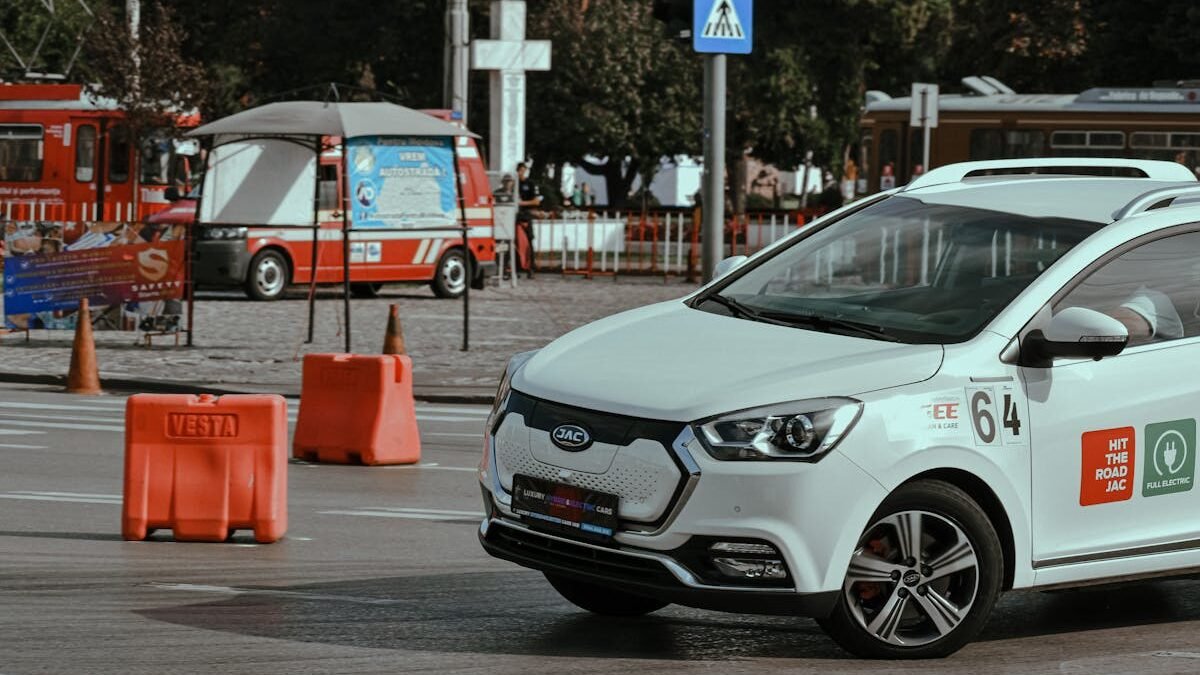 Dynamisches Elektroauto-Rennen in einer städtischen Umgebung mit Verkehrskegeln und Stadtkulisse