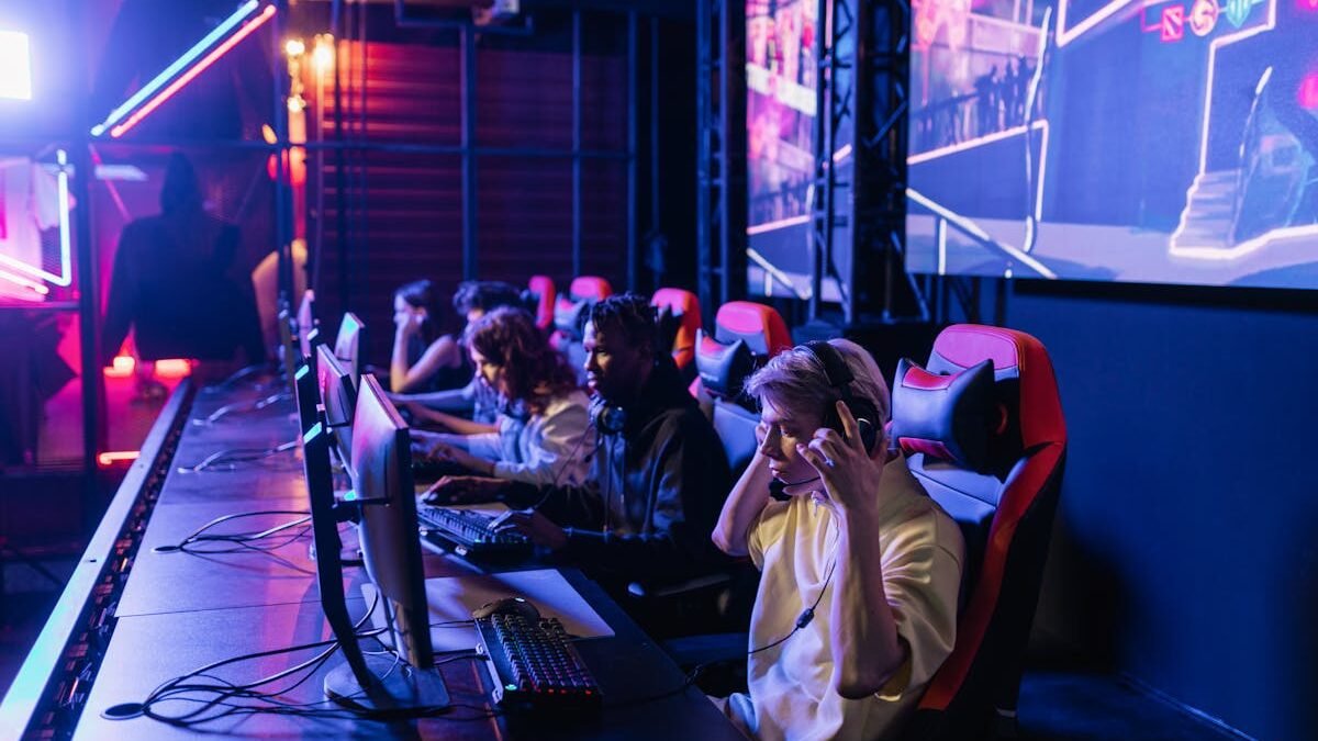 Konzentrierte Gamer in einer High-Tech-Arena treten intensiv gegeneinander an und zeigen E-Sport-Leidenschaft