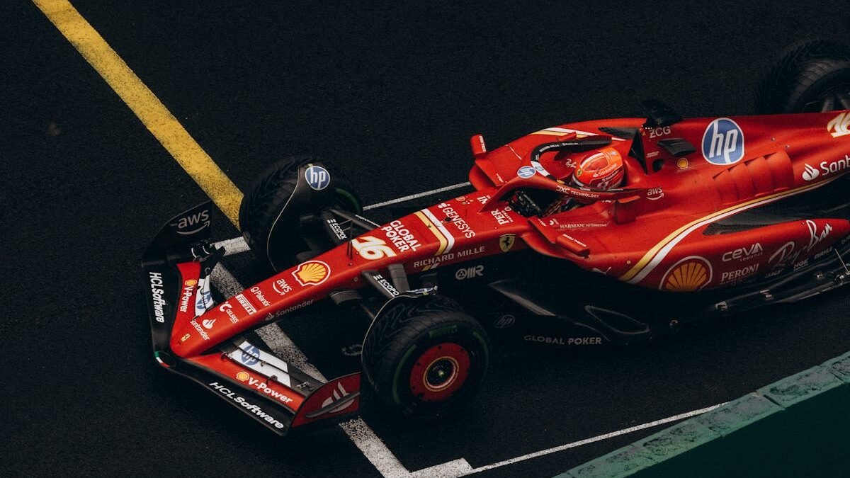Dynamische Aufnahme eines roten Formel-1-Wagens auf einer Rennstrecke