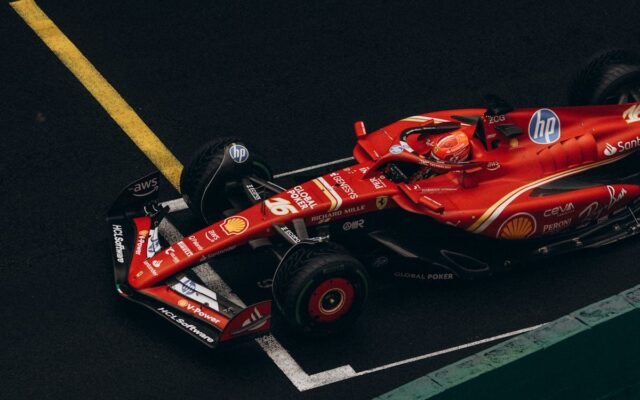 Dynamische Aufnahme eines roten Formel-1-Wagens auf einer Rennstrecke