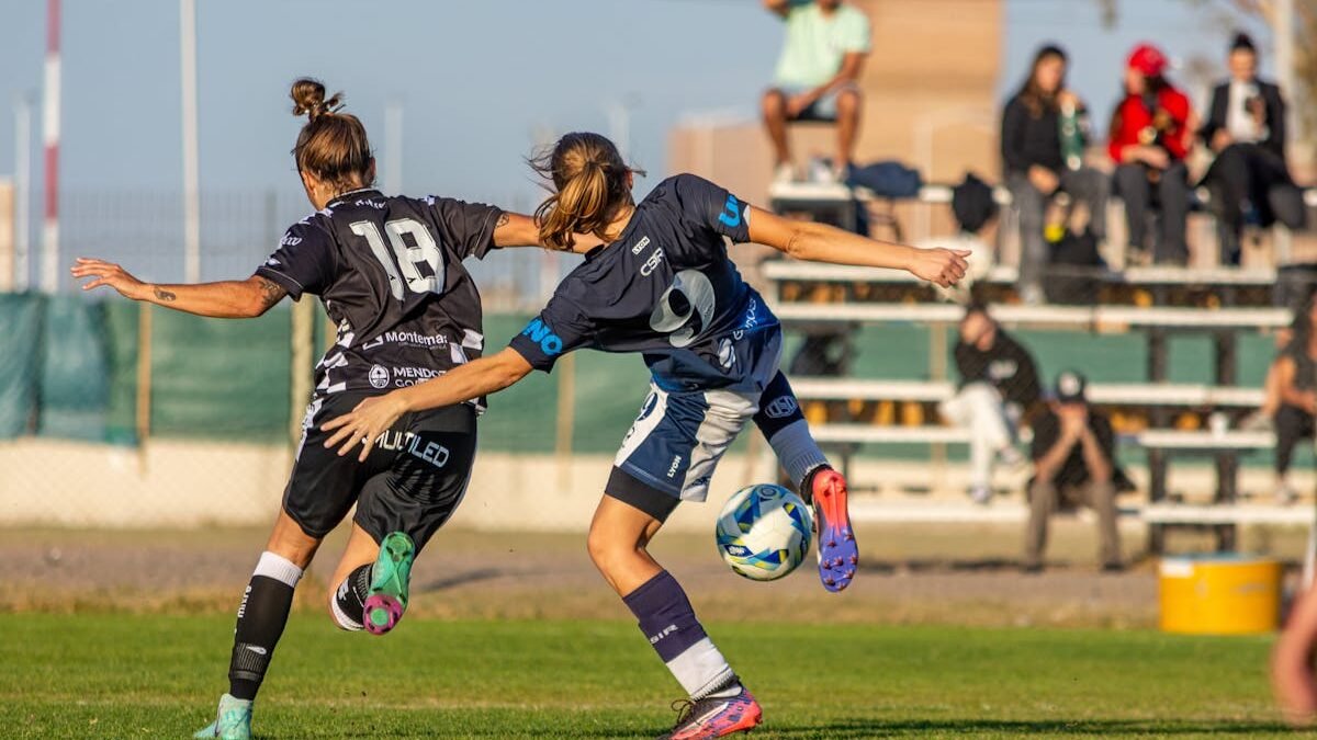 Dynamische Action-Aufnahme von zwei Fußballerinnen