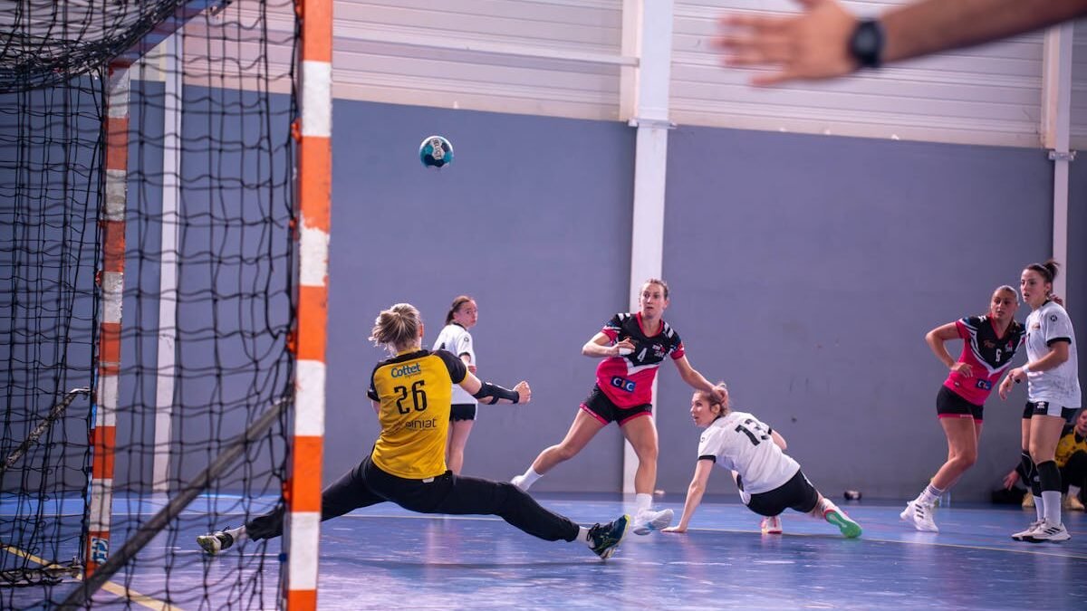 Dynamische Action-Aufnahme eines Handballspiels der Frauen mit Spielerinnen mitten in der Bewegung