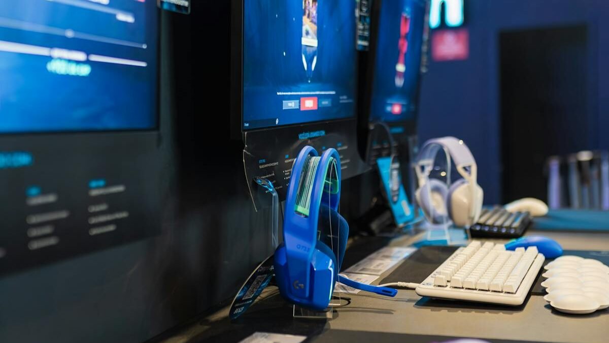 Ein modernes Gaming-Setup mit mehreren Monitoren