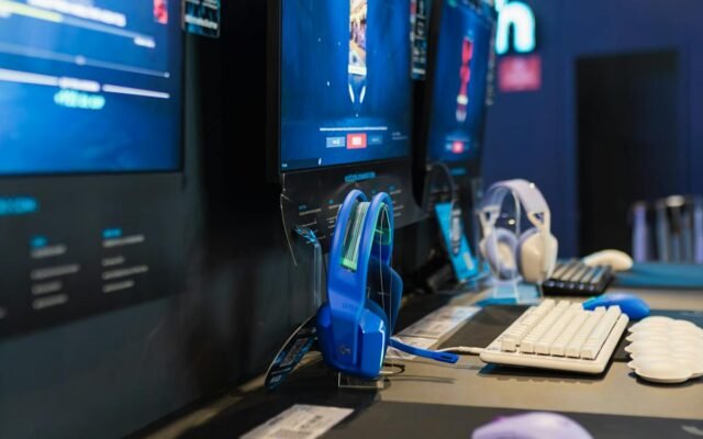 Ein modernes Gaming-Setup mit mehreren Monitoren