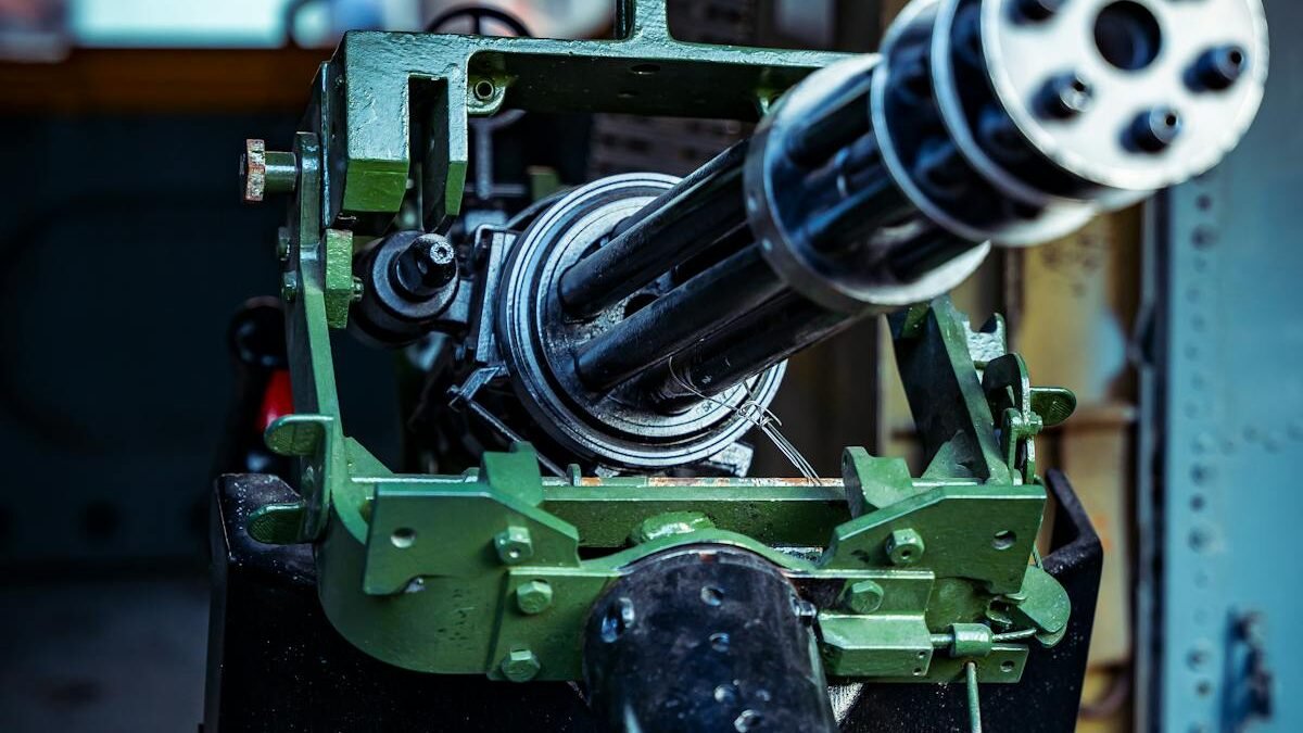 Detaillierte Ansicht einer montierten Gatling-Kanone in einem Fahrzeug