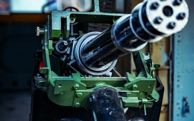 Detaillierte Ansicht einer montierten Gatling-Kanone in einem Fahrzeug