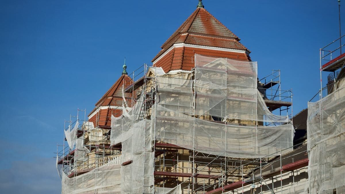 Ein historisches Gebäude unter Restaurierung