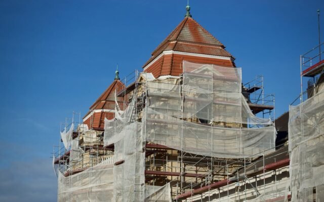 Ein historisches Gebäude unter Restaurierung