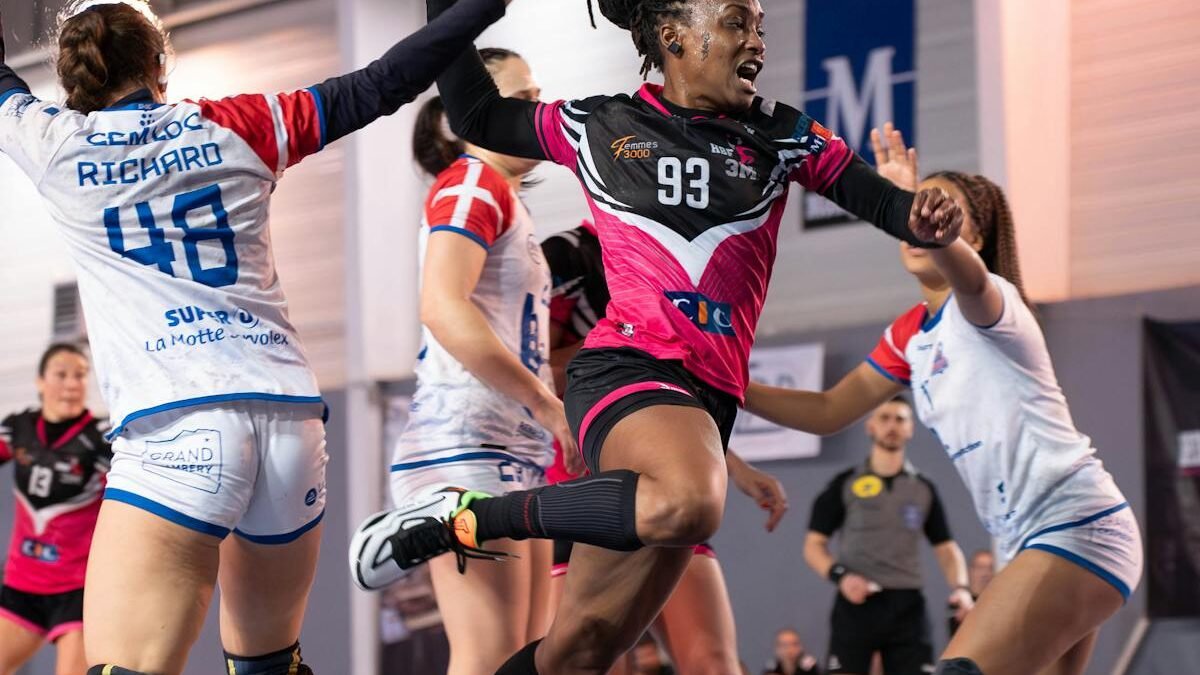 Ein spannender Moment in einem Hallenhandballspiel der Frauen