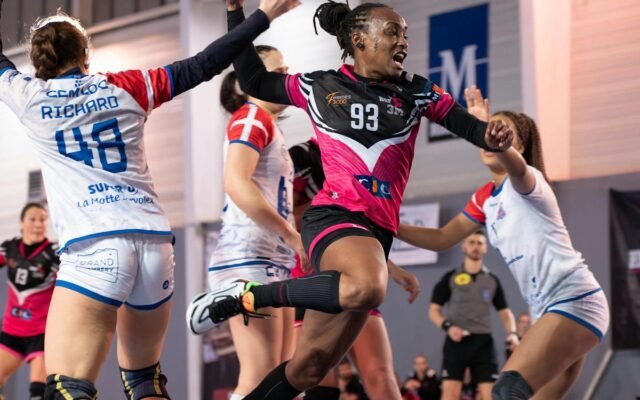 Ein spannender Moment in einem Hallenhandballspiel der Frauen