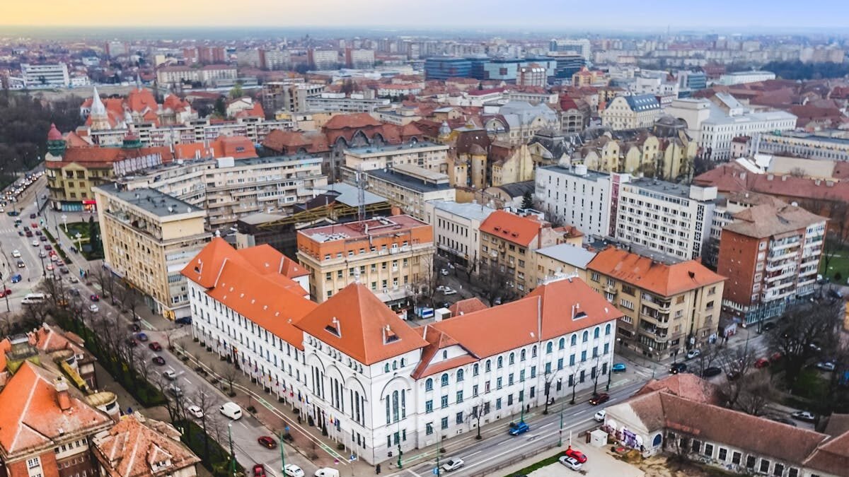 Eine beeindruckende Luftaufnahme von historischen Gebäuden und der städtischen Landschaft