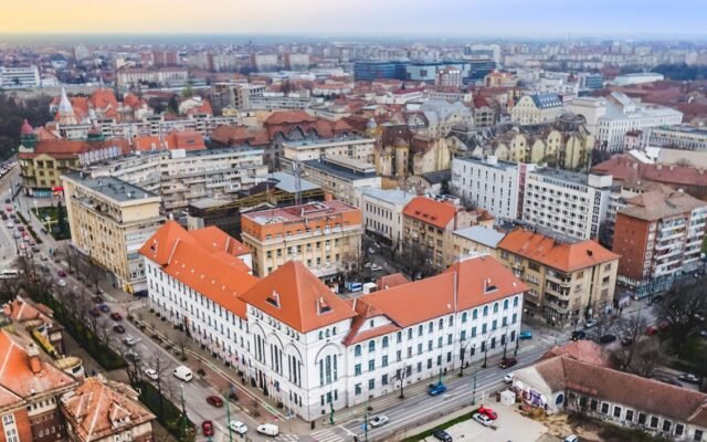 Eine beeindruckende Luftaufnahme von historischen Gebäuden und der städtischen Landschaft