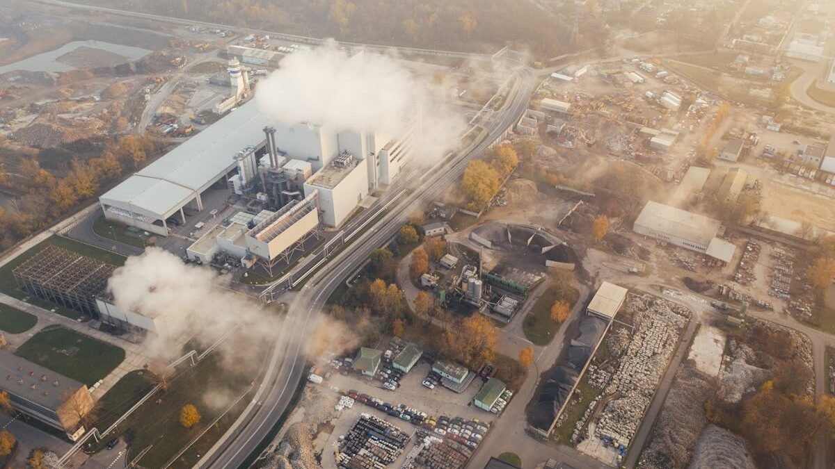 Luftaufnahme eines Industriekomplexes