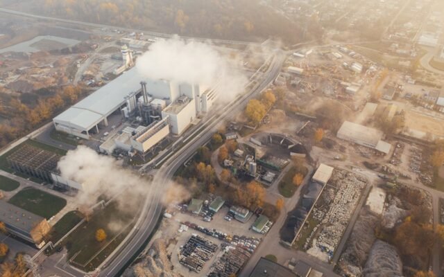 Luftaufnahme eines Industriekomplexes