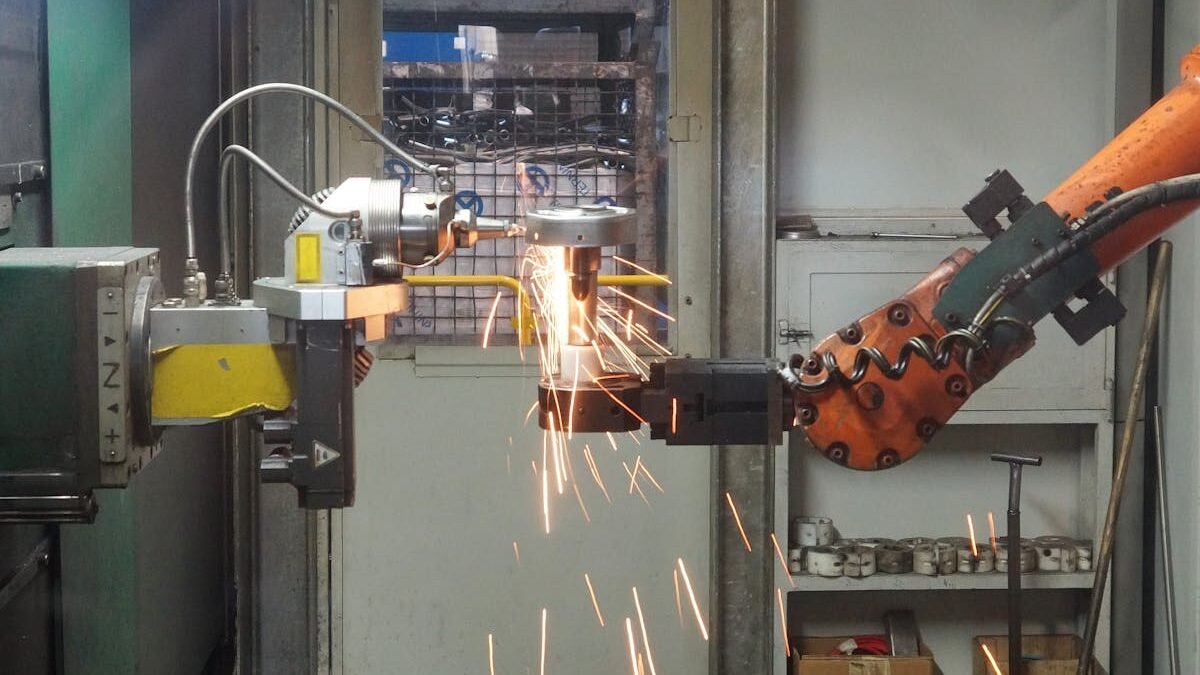 Ein Roboterarm beim Schweißen in einer Industrieumgebung