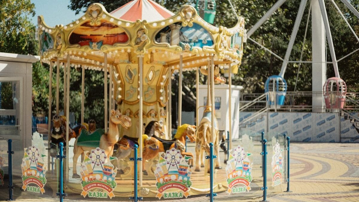 Farbenfrohes Karussell in einem Freizeitpark im Freien mit Tierfiguren in sommerlicher Umgebung