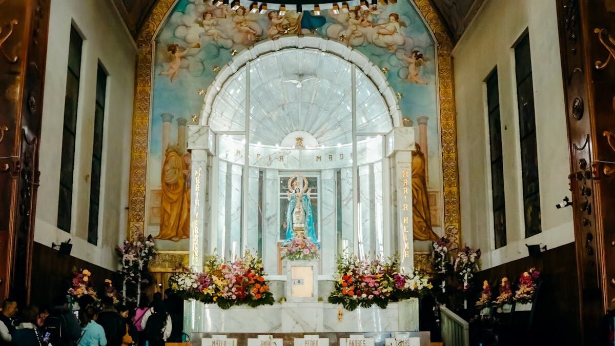 Wunderschönes Kircheninterieur mit kunstvollen religiösen Kunstwerken und Blumenschmuck