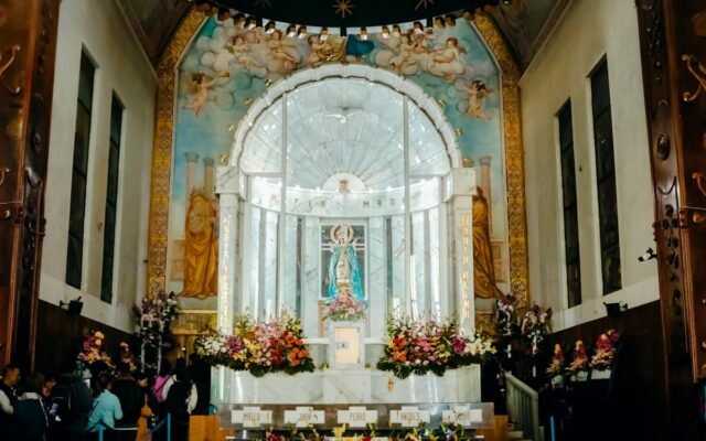 Wunderschönes Kircheninterieur mit kunstvollen religiösen Kunstwerken und Blumenschmuck