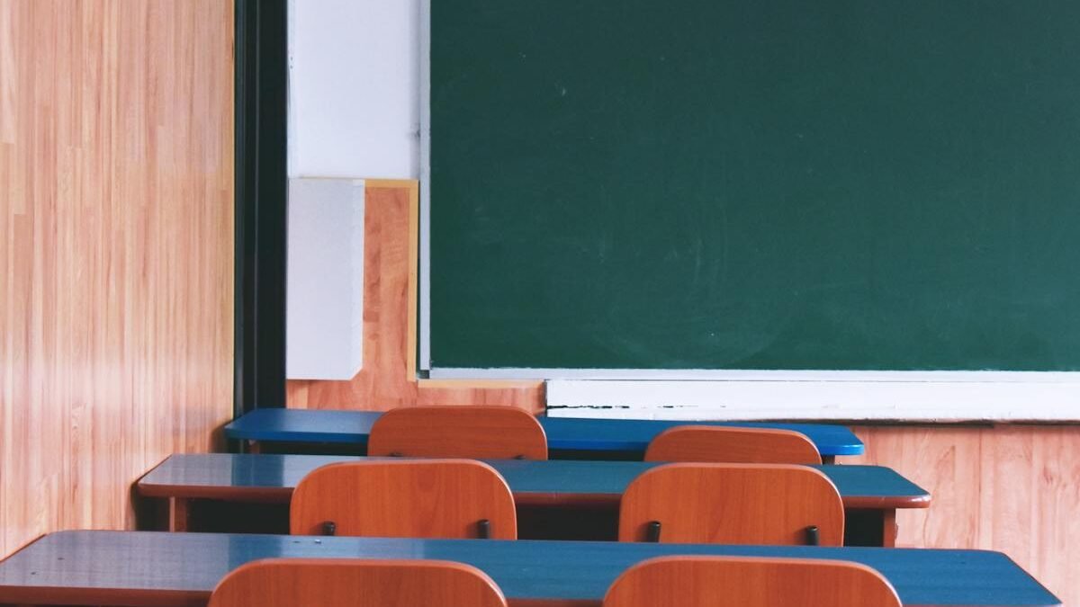 Eine ruhige Ansicht eines leeren Klassenzimmers mit Holztischen