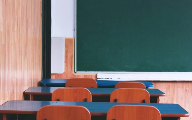 Eine ruhige Ansicht eines leeren Klassenzimmers mit Holztischen